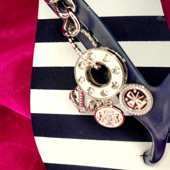 GUESS 6 1/2 STRIPED NEW NAVY WHITE SILVER CHARMS FLIP FLOPS SHOES - Picture 3 of 12